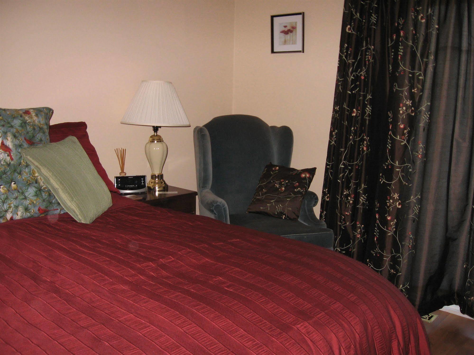 Twin Pines Bed And Breakfast Peterborough Exterior foto